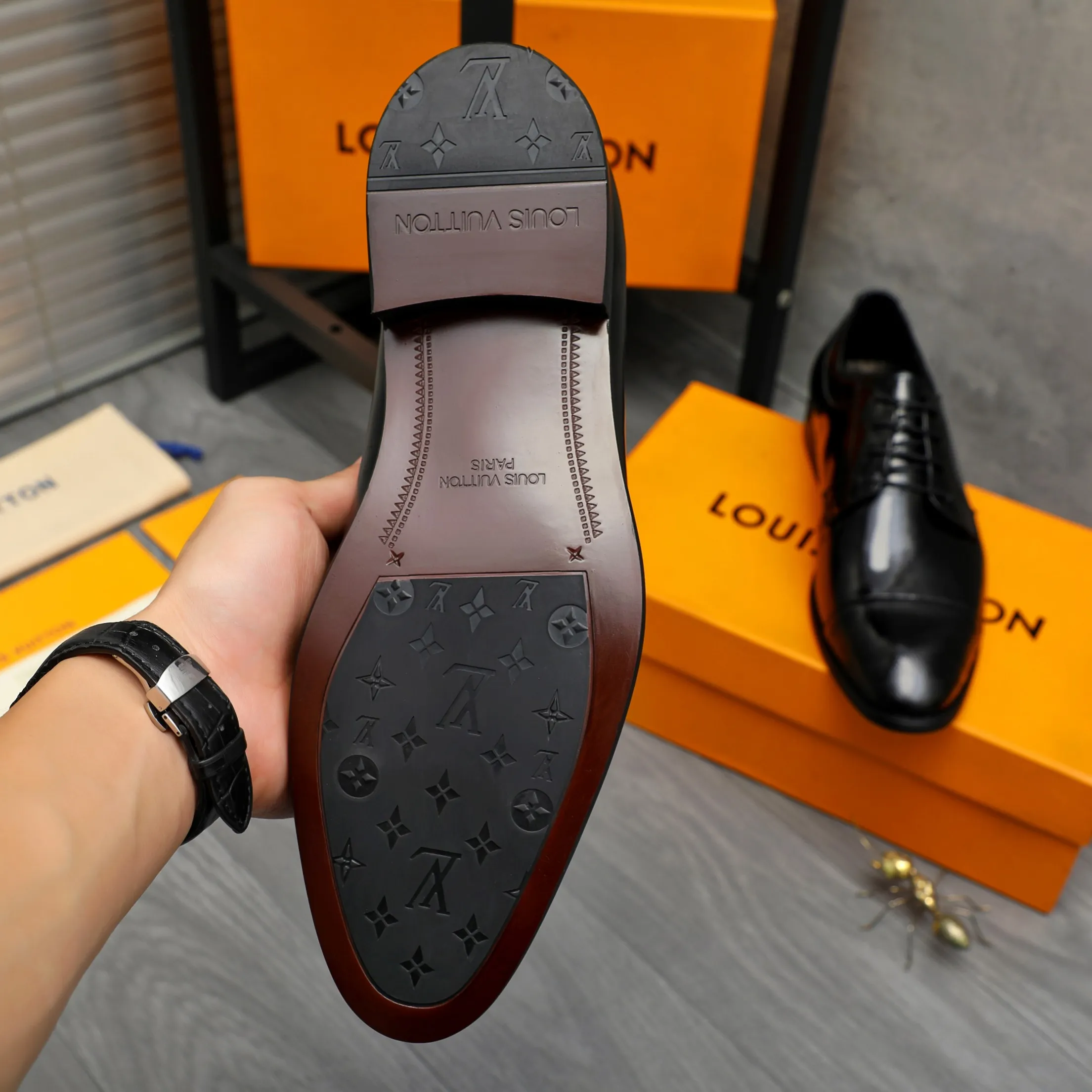 Men's shoes 💰p460 Product trademark: LV (Louis Vuitton) business lace-up leather shoes True size: 39-44 Product material: Selected lacquered cowhide stitching classic embossed upper, cowhide lining, original rubber outsole